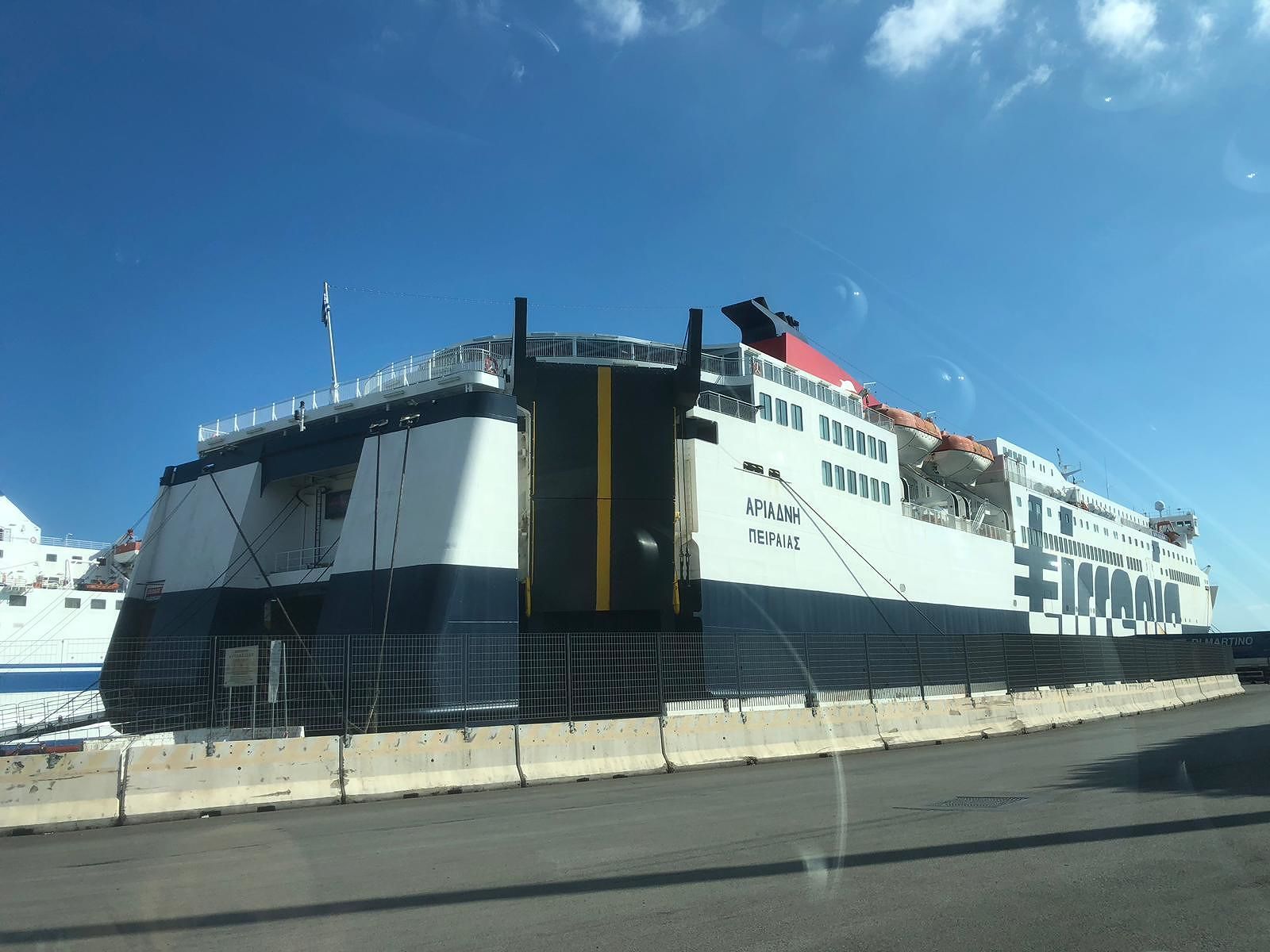 “Oggi sulla tratta Palermo-Cagliari viaggia una nave greca con equipaggio greco ma con l’enorme scritta Tirrenia”