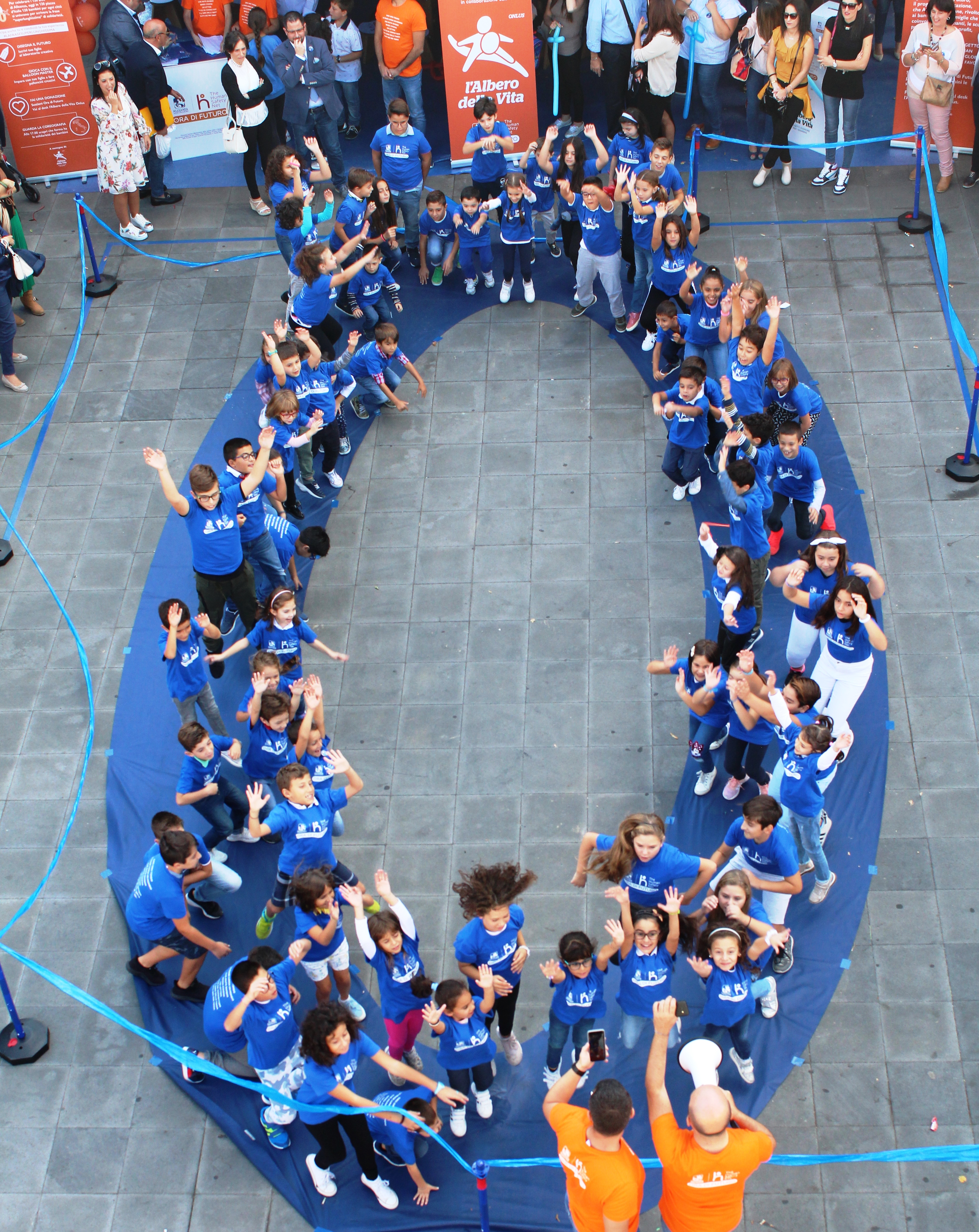 Il girotondo dei bambini in piazza Garibaldi a Cagliari, mano tesa verso i meno fortunati