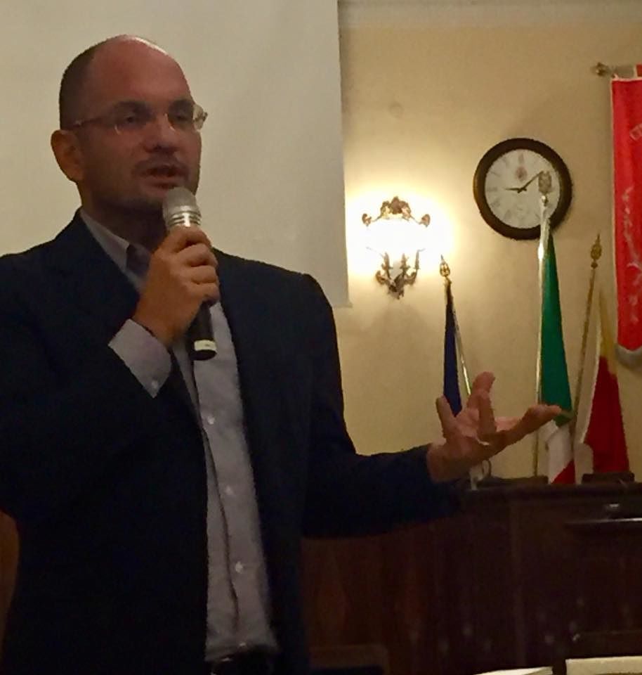 Assemini e Dolianova, domani il sindaco di Ascoli presenta il libro “Coi piedi per terra”