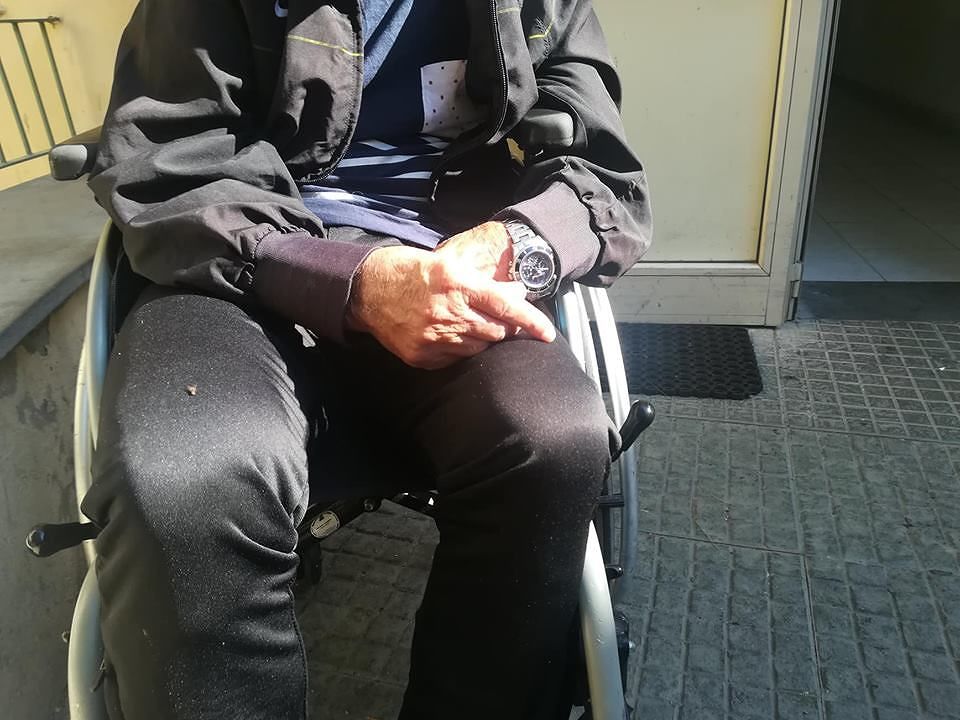 Le lacrime di Antonio, disabile 68enne di Cagliari: “Ho avuto 4 ictus, Zedda aiutami”