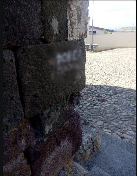 Samassi, deturpata la chiesa di San Geminiano con una scritta blasfema