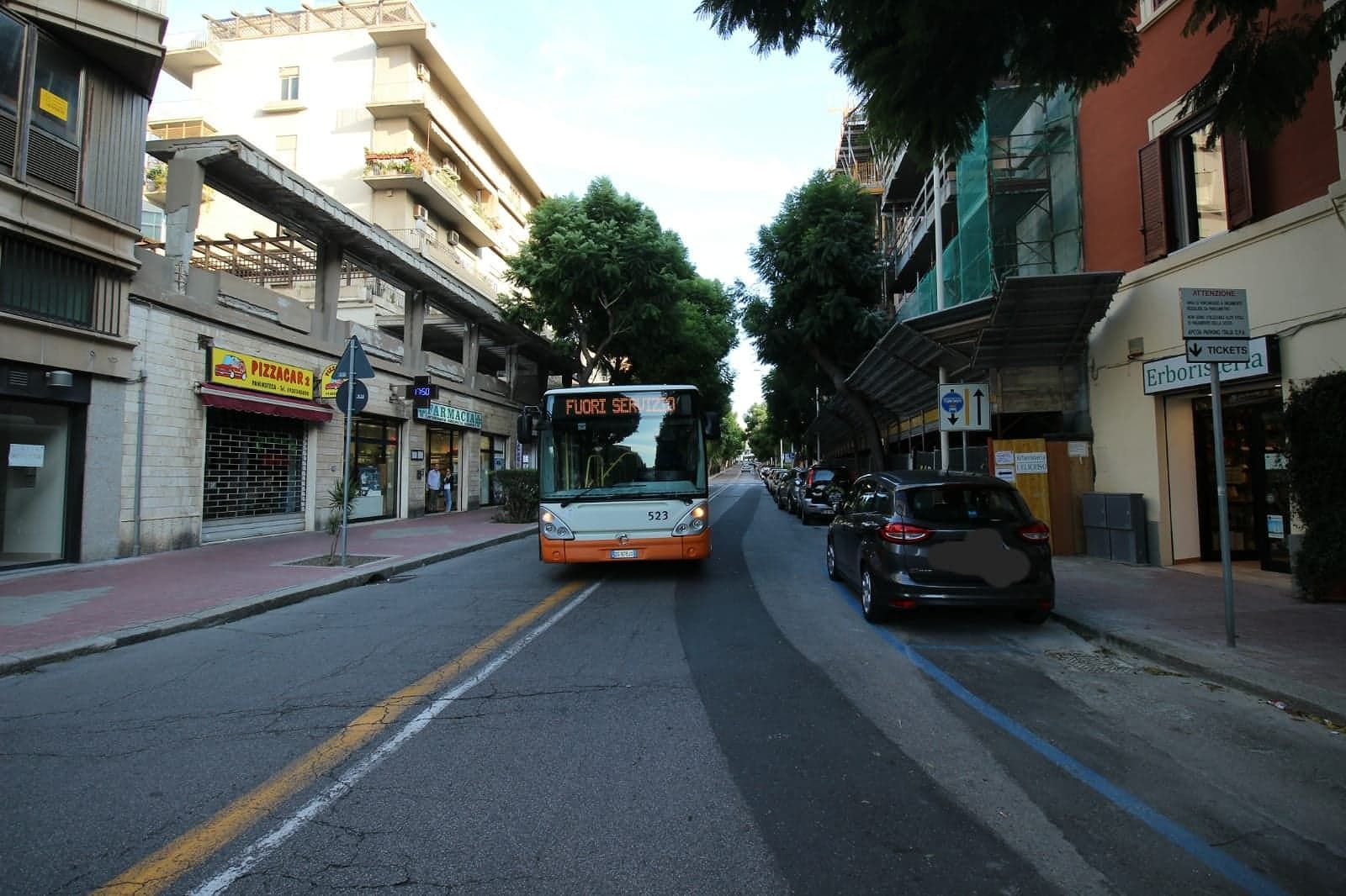 Cagliari, paura in via Pessina: donna e bimba di 6 anni investite dal bus Ctm