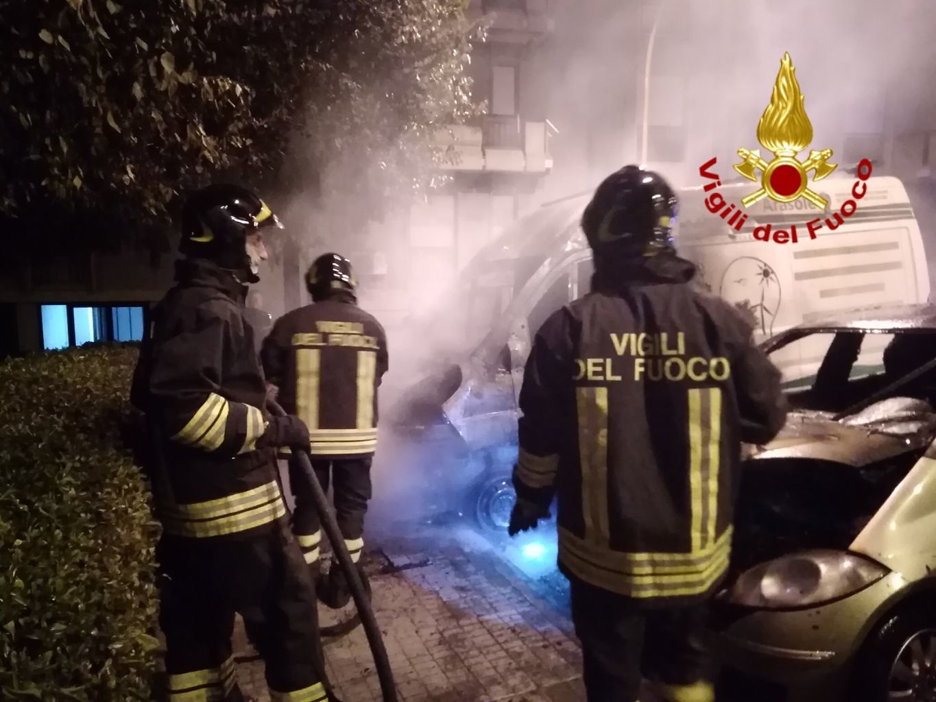 Cagliari, paura in piazza Salento: incendio distrugge un furgone e due auto