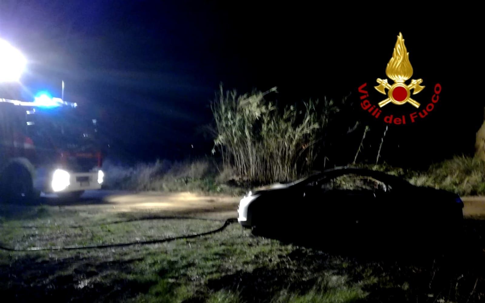 Fiamme nella notte nelle campagne di Capoterra, distrutta anche un’auto