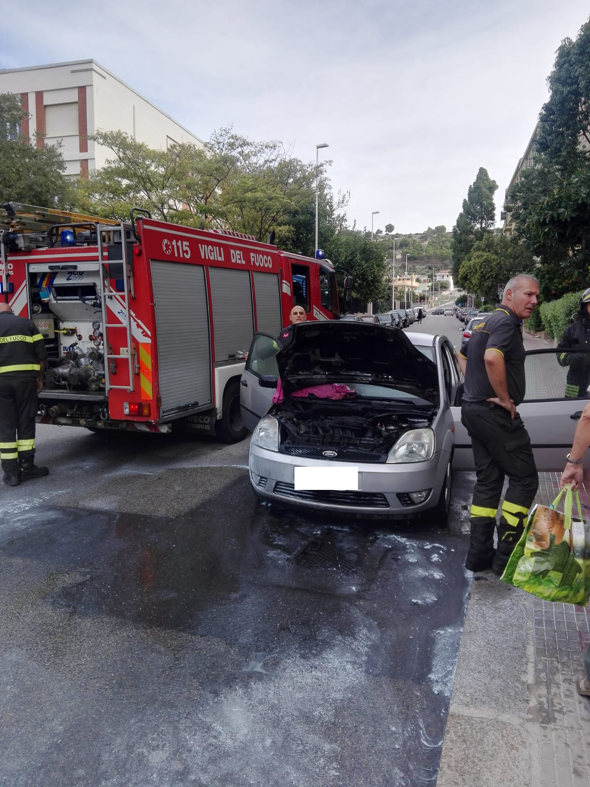 Auto a fuoco in via Brianza, fiamme spente con l’estintore della scuola