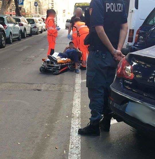 Cagliari, paura in piazza del Carmine: un uomo si sdraia in mezzo alla strada