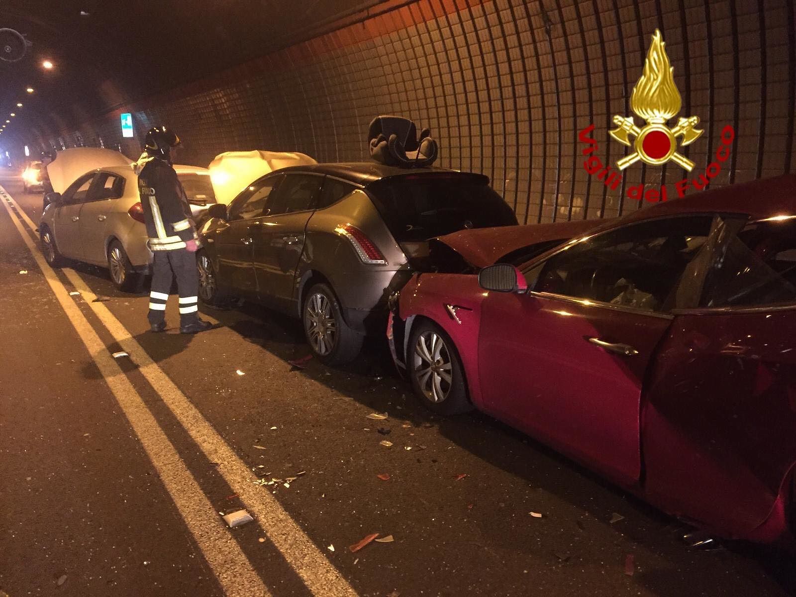 Tamponamento a catena nella galleria di Prato Sardo: cinque mezzi coinvolti