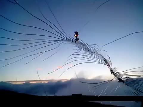 Crepa sul parabrezza della cabina di pilotaggio: scatta l’atterraggio d’emergenza