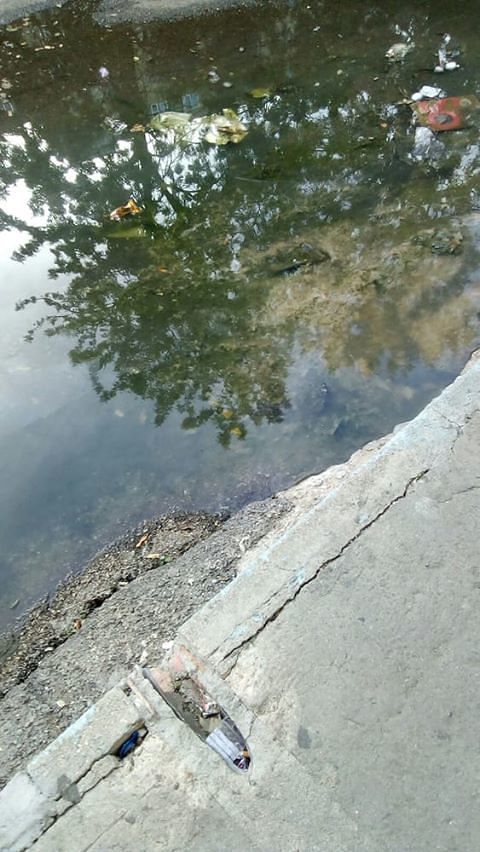 Cagliari, ancora emergenza a Sant’Elia: “Tombini intasati, fogne all’aperto all’ingresso di casa”