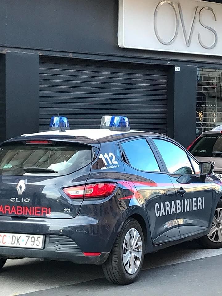 Iglesias, coppia di Rom bloccata dai carabinieri dopo una scia di furti nei negozi del centro