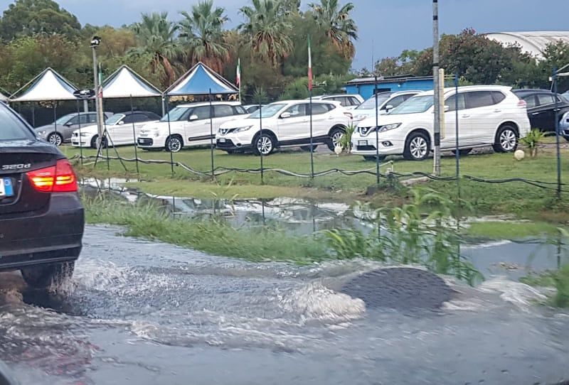 Quartu, la pioggia fa saltare un tombino: paralizzata viale Marconi