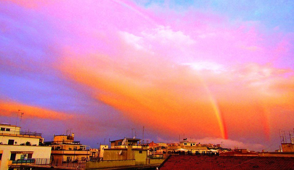 Cagliari, il maltempo non graffia e un arcobaleno mozzafiato abbraccia tutta la città
