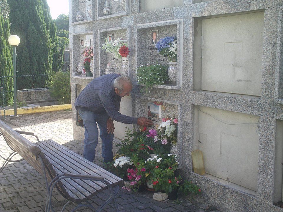 L’amore oltre la morte di nonno Paolino, tutti giorni in cimitero dalla sua sposa a Palau: “Vivo per lei”
