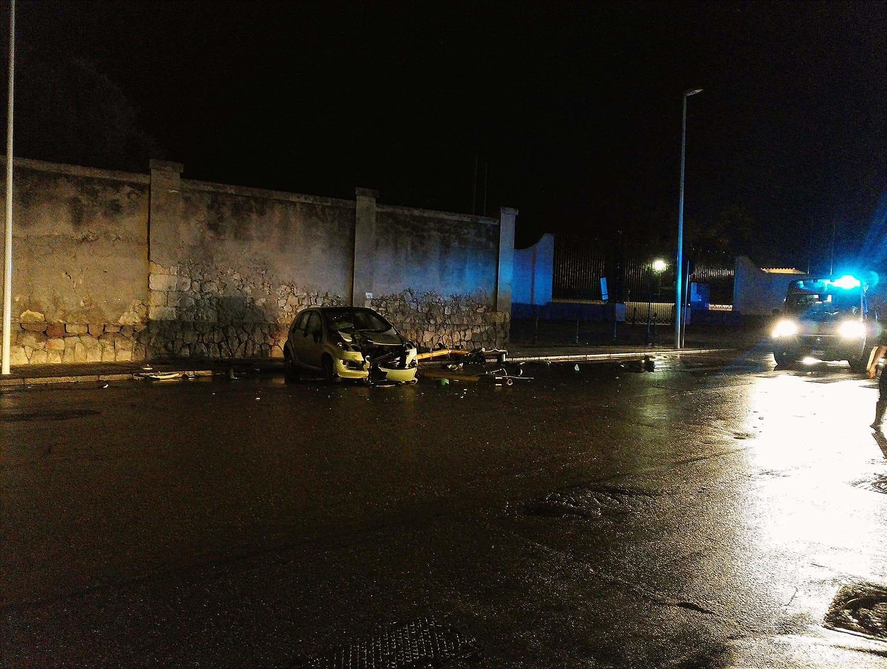 Cagliari, spettacolare incidente in via Cadello: Smart sbanda e abbatte un semaforo