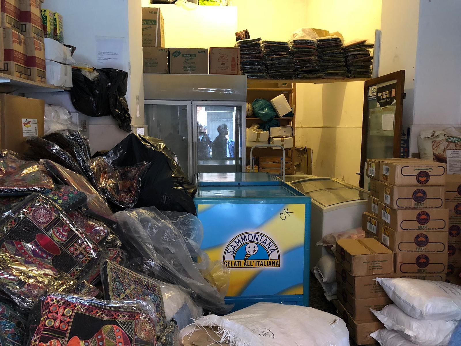 Escrementi di topi, blatte e muffe: scatta il sequestro dei Nas in un deposito alla Marina