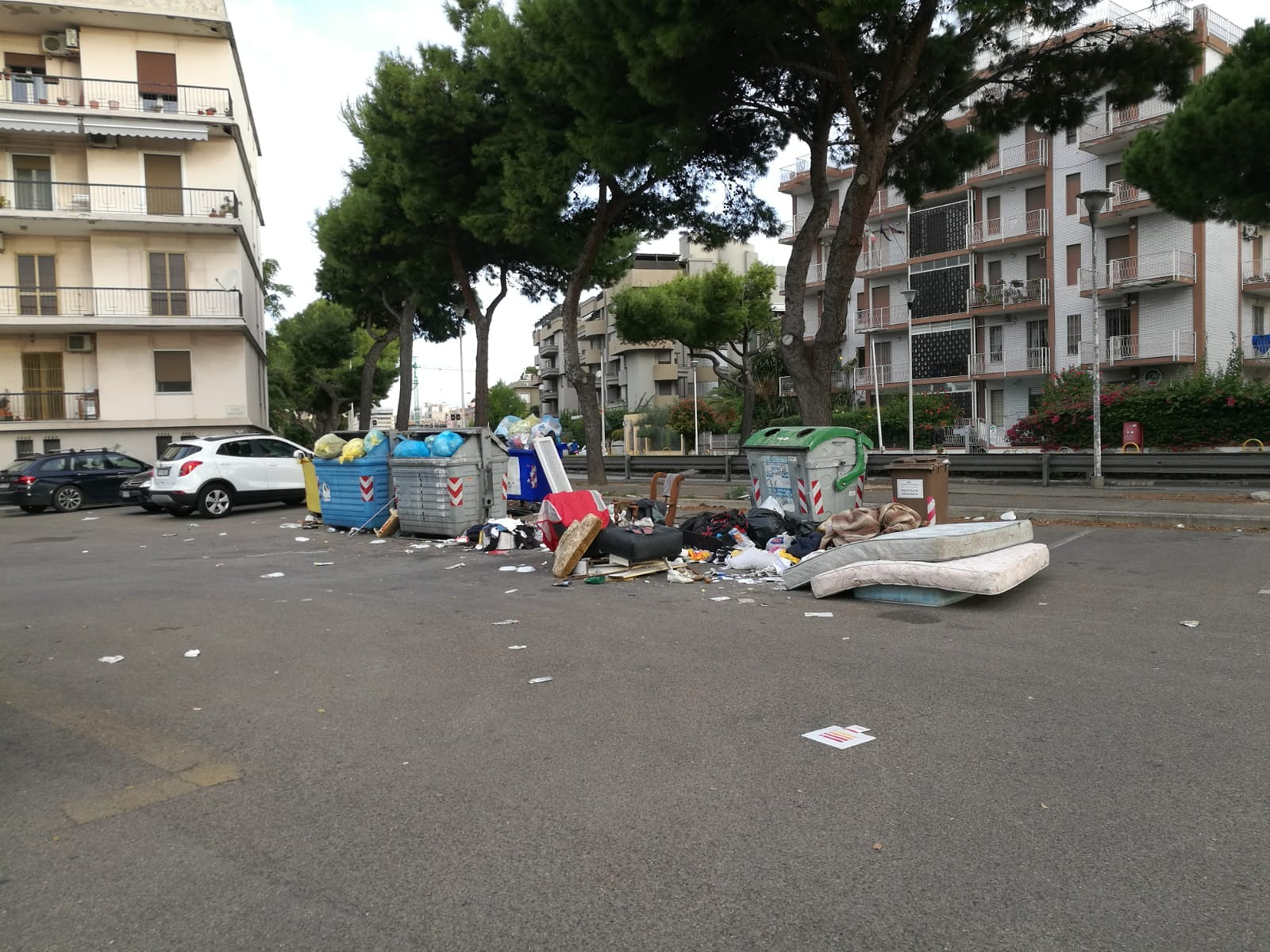 Cagliari, discarica in piazza Marco Polo e caos porta a porta a Bonaria