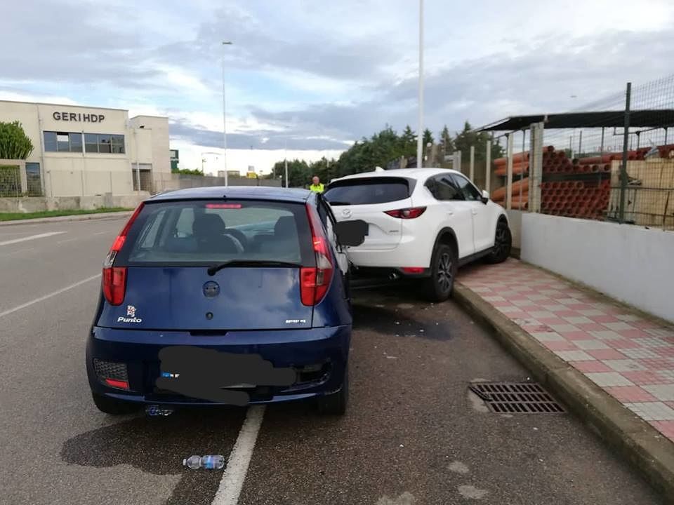 Cagliari, guida senza patente e piomba su un’auto in sosta: ferito