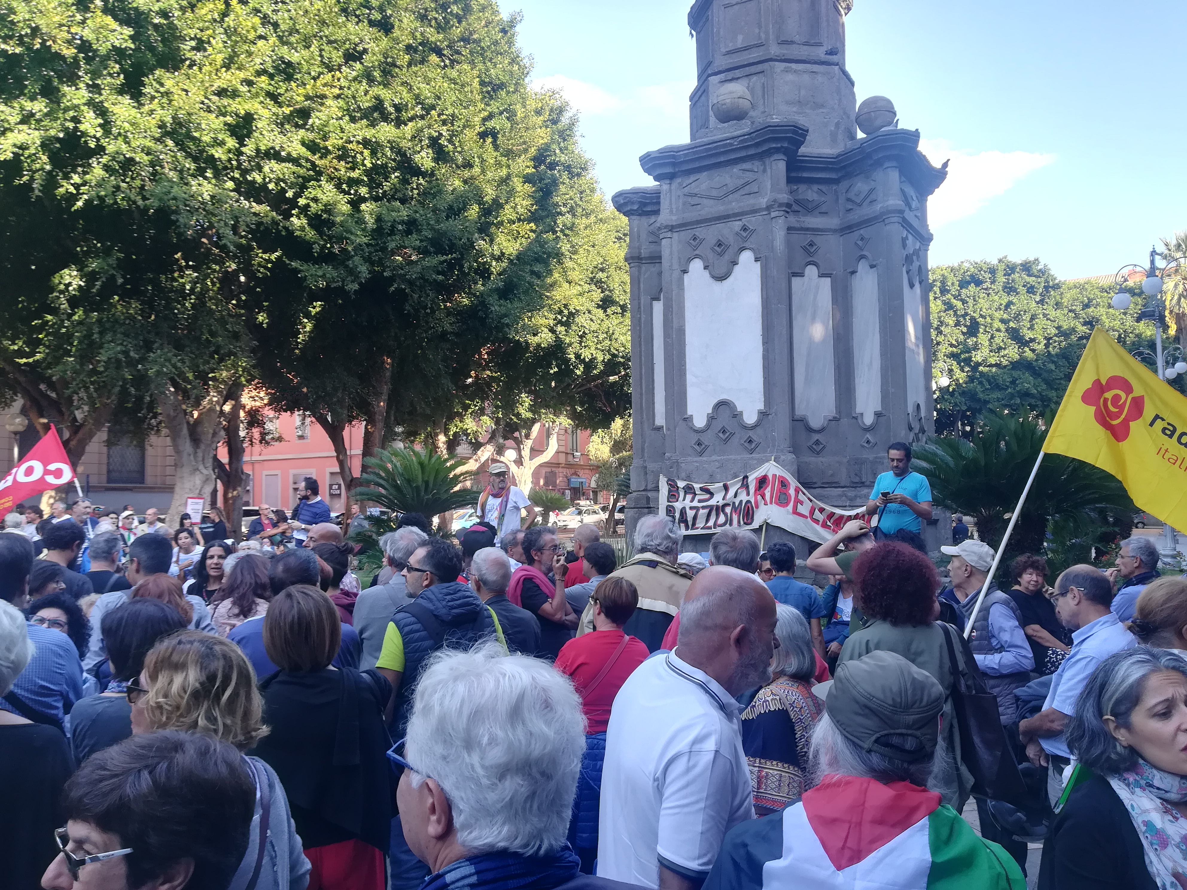 Cagliari, 300 in piazza del Carmine per il sindaco di Riace: “Basta razzismo contro i migranti, ribelliamoci”