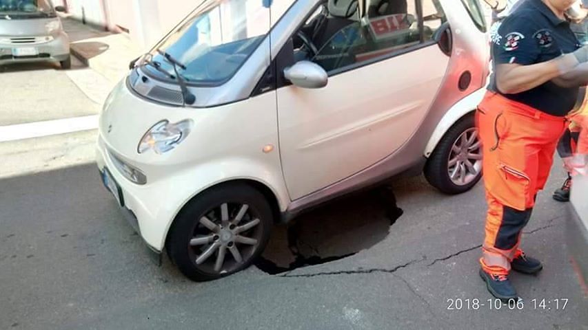 Quartu, enorme voragine nell’asfalto in via Rossini: “inghiottita” la Smart di una ragazza
