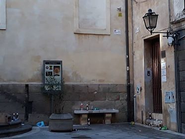 Cagliari, degrado e rifiuti in piazza San Sepolcro: “Adulti siete peggio dei bambini”