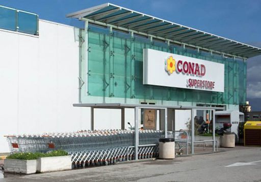 Sfondano la vetrata e portano via il bancomat: furto nella notte da “Conad” in via Jenner