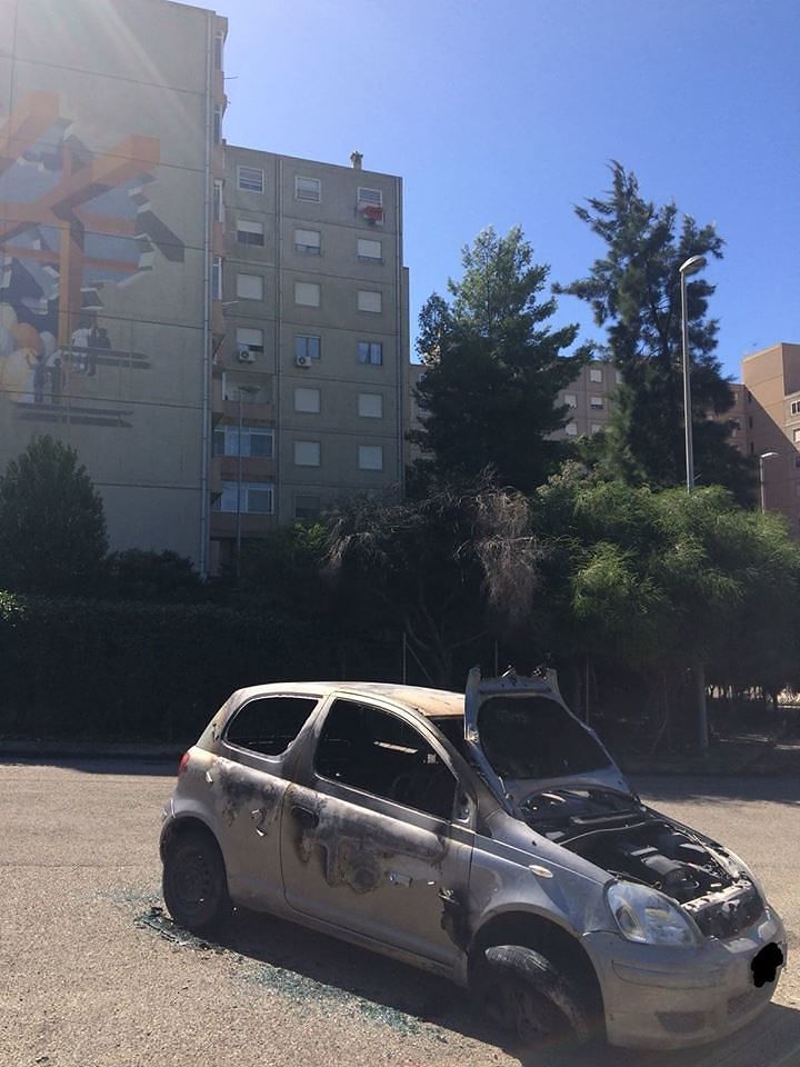 Cagliari, paura a Sant’Elia: auto date alle fiamme e intimidazioni contro i poliziotti