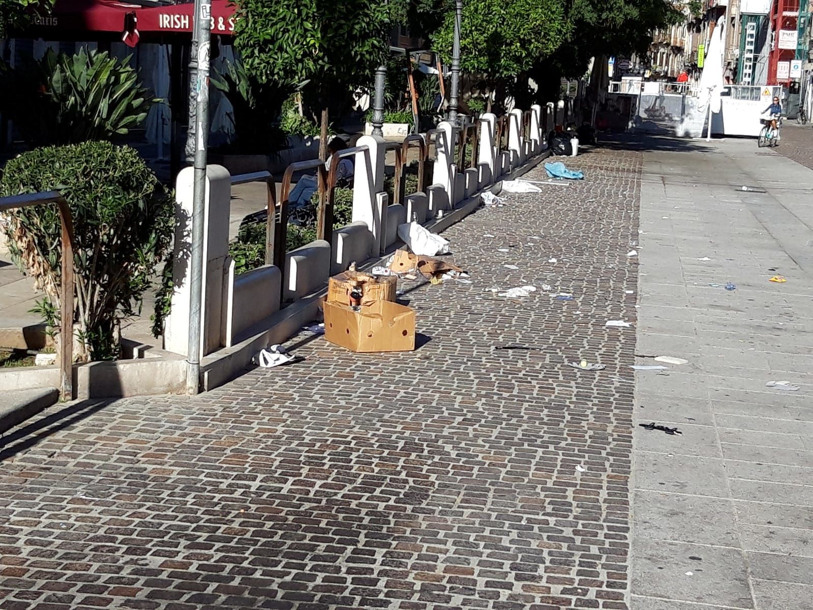 Dopo le feste, il degrado nel Corso: “Per sognare il turismo, il danno al decoro cittadino di Cagliari”