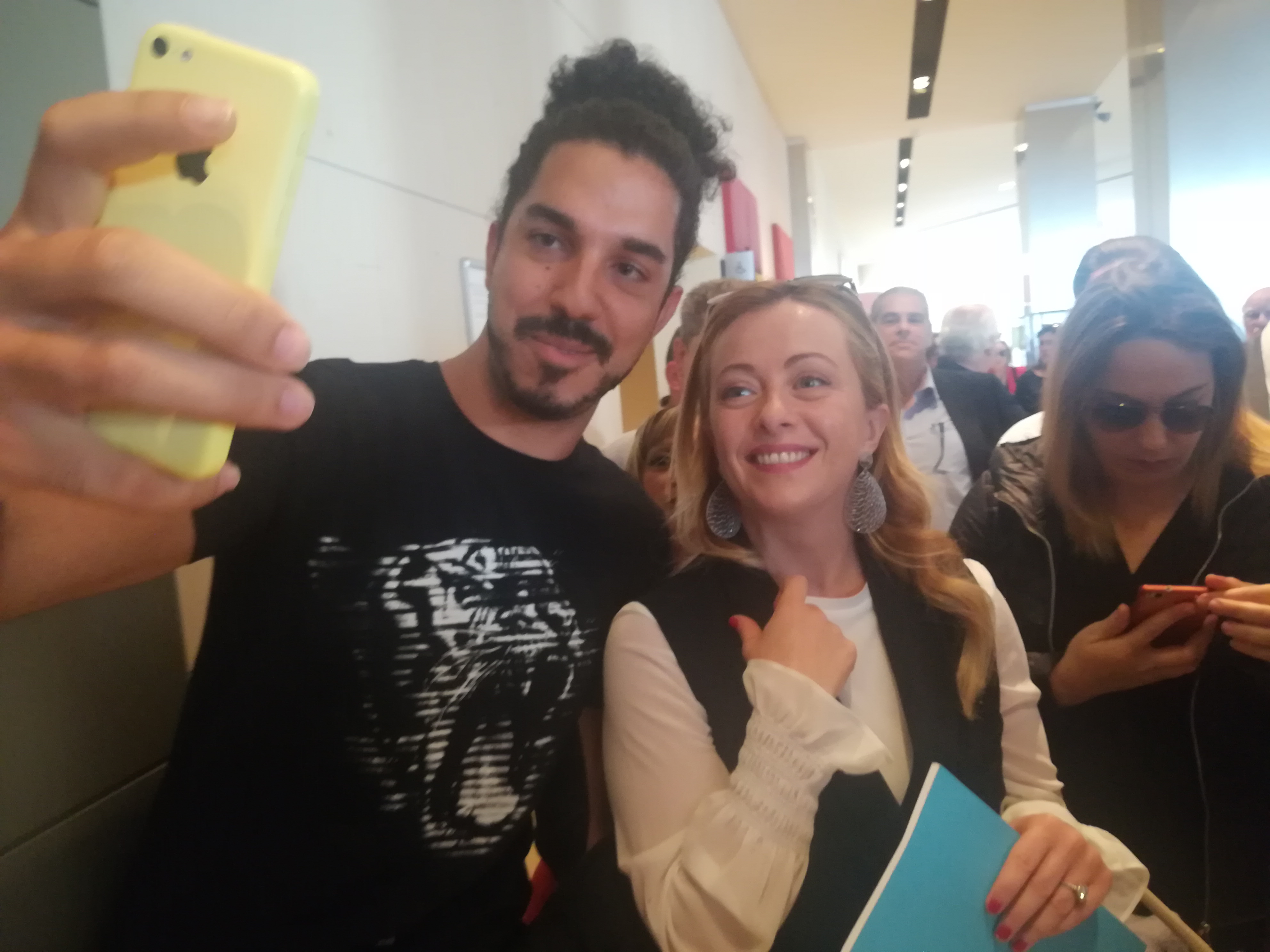 Pioggia di selfie per Giorgia Meloni a Cagliari: “Aiutaci a trovare lavoro”