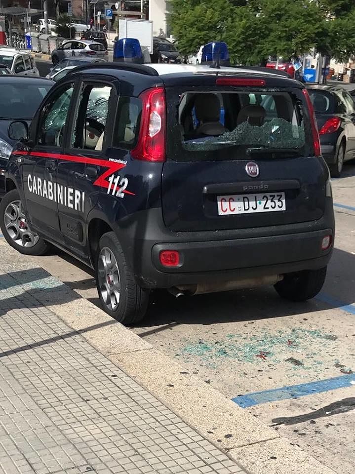 Un extracomunitario devasta l’auto dei carabinieri al Palazzo di Giustizia di Cagliari: vetri completamente distrutti