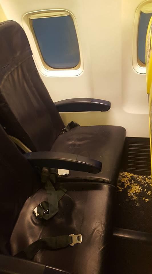 Volo Cagliari-Roma con sorpresa: “Posto prenotato con priorità sporco di vomito”