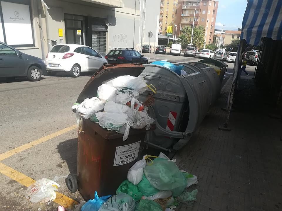 Cagliari, puzza e mosche tra via Marche e piazza Salento: bidoni dell’organico strapieni