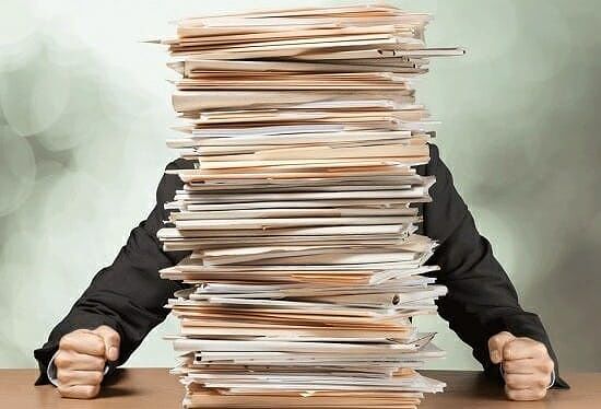 Per aprire un’officina in Sardegna? Servono 86 adempimenti: la burocrazia che frena le imprese