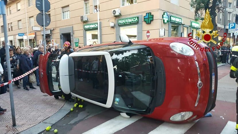 Cagliari, auto senza freno travolge anziana in via Tiziano: passanti ribaltano la macchina e liberano la nonnina