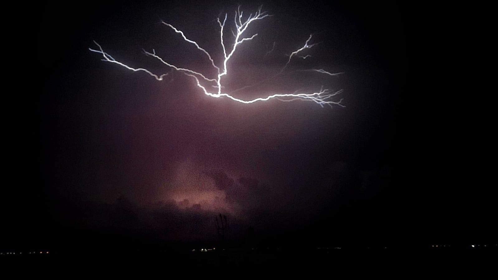 Violenti temporali e pioggia di fulmini nella notte: chiuse le scuole a Capoterra e Uta