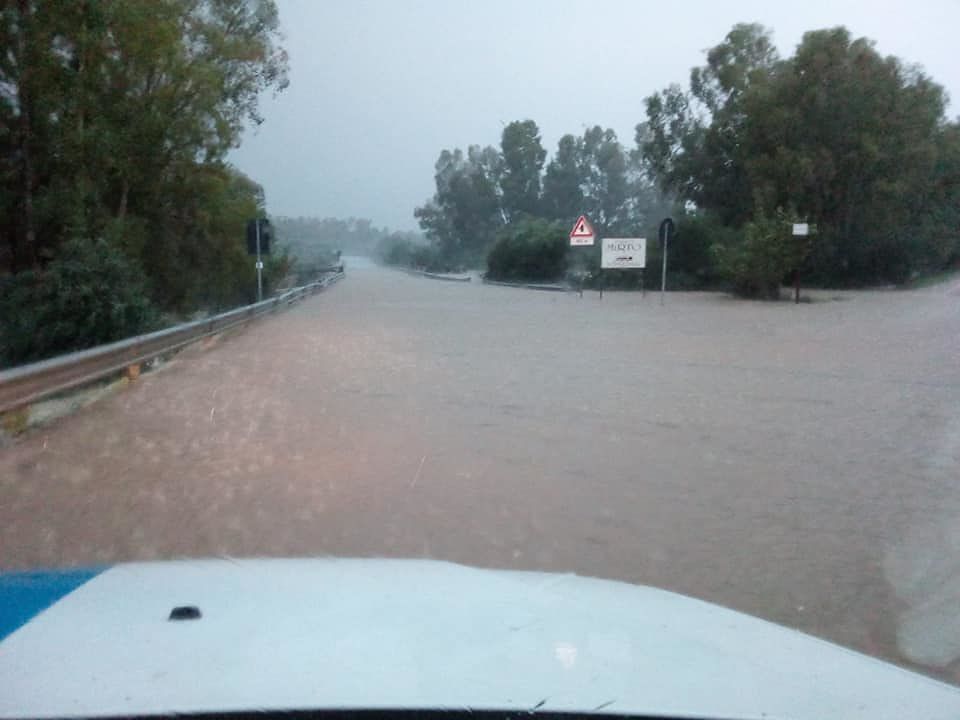 Pesanti disagi per il maltempo in Sardegna: strade chiuse, persone intrappolate in casa