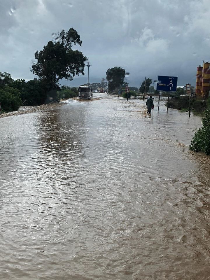 Maltempo, chiusa la Sulcitana: la strada si trasforma in un’enorme e pericolosa piscina
