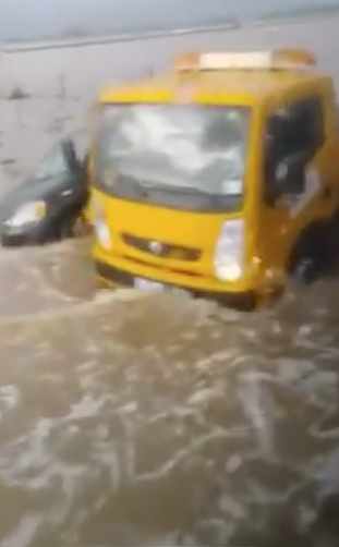 Capoterra, la Sulcitana come un fiume in piena: il soccorso alle auto intrappolate nel VIDEO