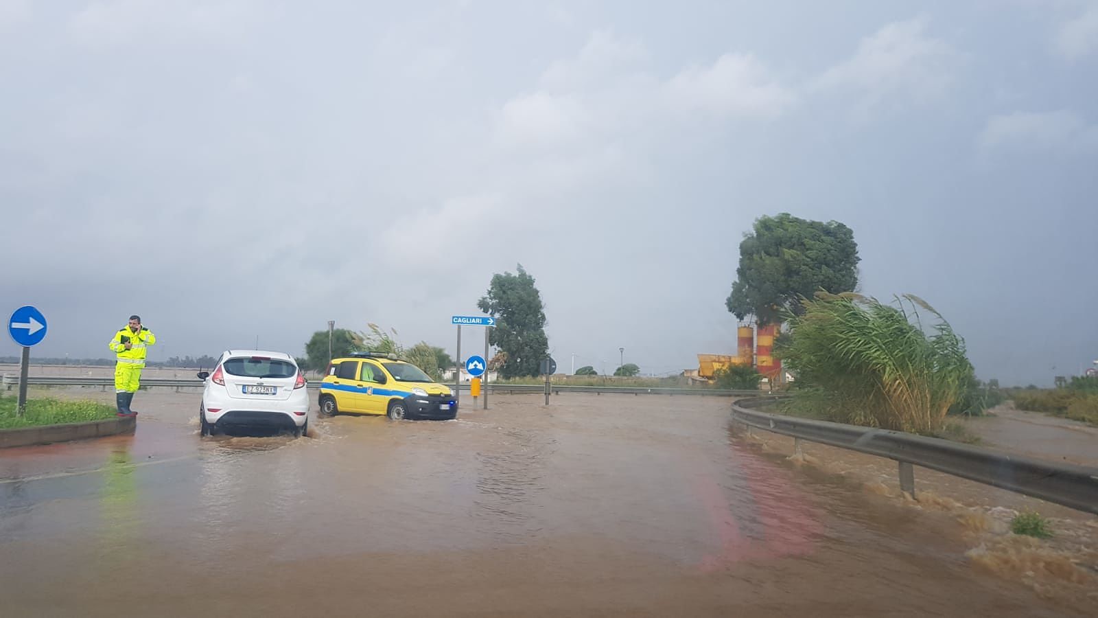 Caos a Capoterra, Sulcitana allagata e il sindaco chiude tutti i ponti sul Rio Santa Lucia (VIDEO)