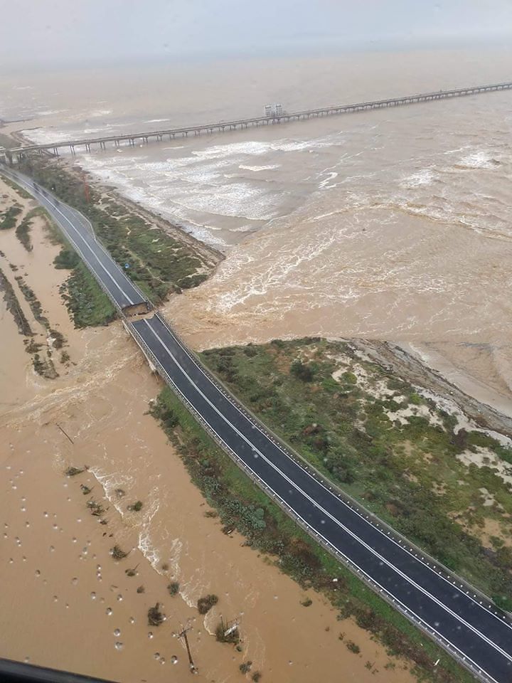 La statale Sulcitana è tranciata in due punti: la foto impressionante dall’alto sul rio Santa Lucia a Capoterra