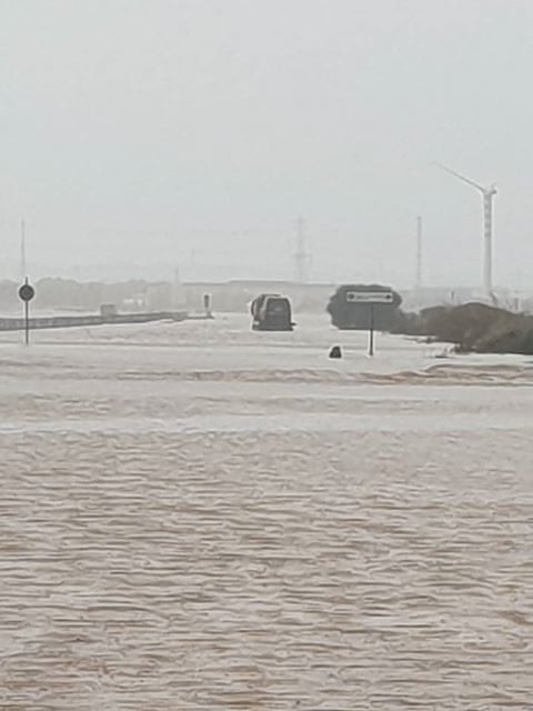 Coppia soccorsa sulla Sulcitana squarciata: la Polizia Municipale salva marito e moglie a Capoterra