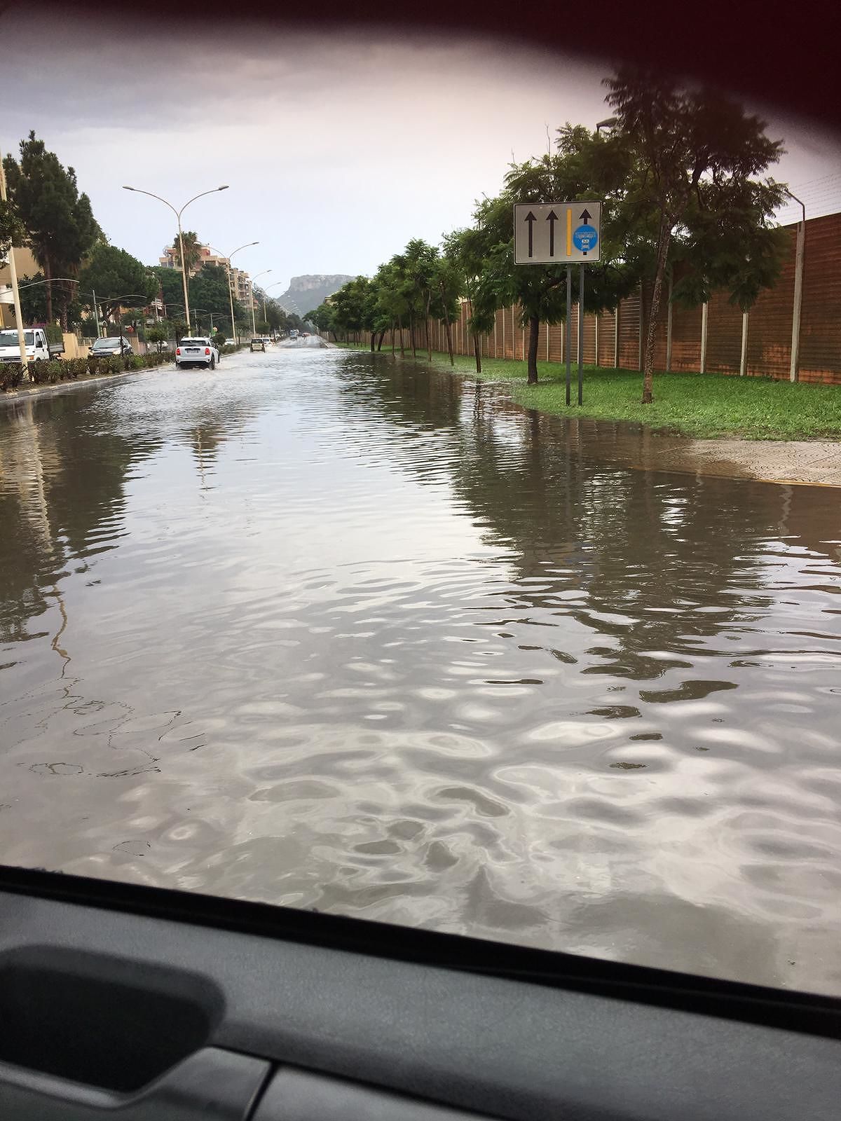 Cagliari, viale Poetto diventa una piscina: domani scuole chiuse, possibile nubifragio dalle 24