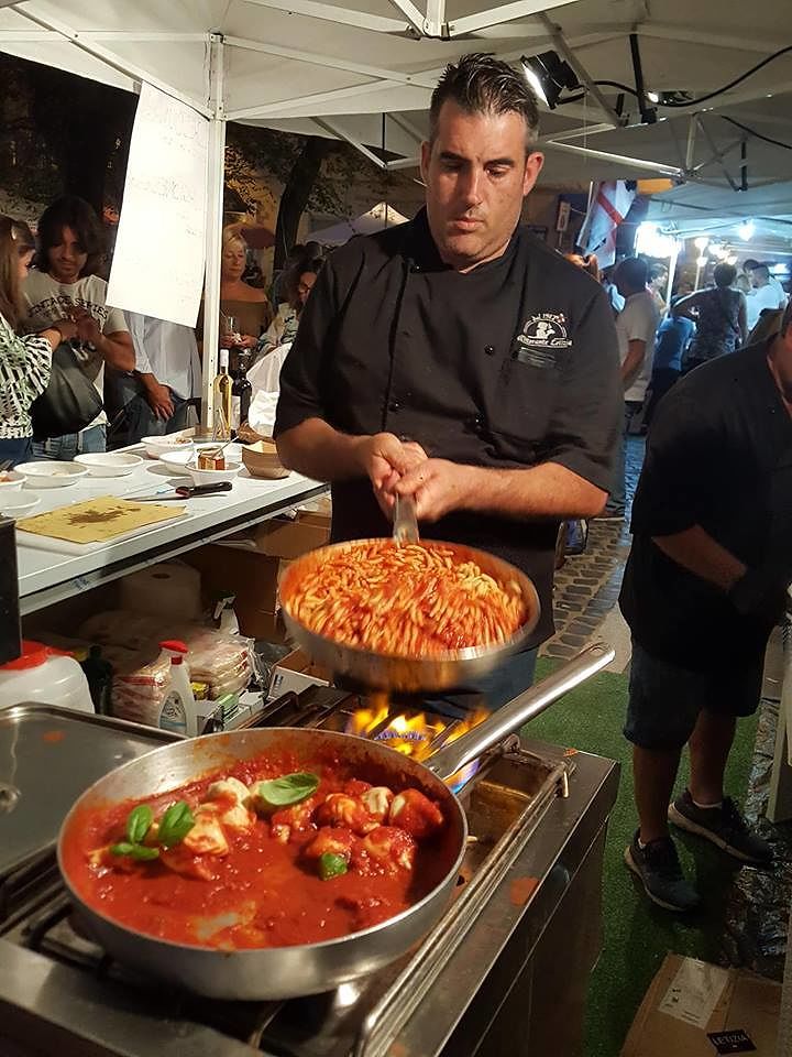 Manuele Fanutza, lo chef di Nuxis: “Pizza gratis a tutti, gli sfollati della Sulcitana stanno passando dal Sulcis”