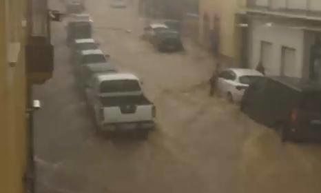 Capoterra, video choc: alluvione rischia di travolgere un passante