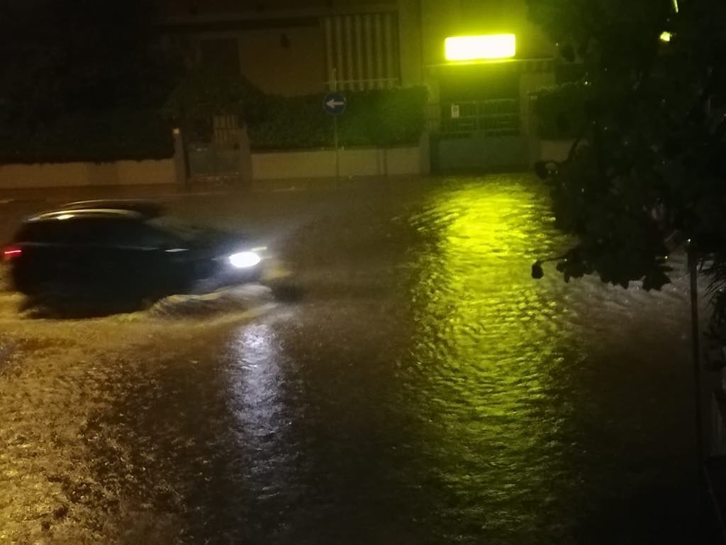 Violento acquazzone su Assemini, la città colpita dal nubifragio nella notte: paura in corso America