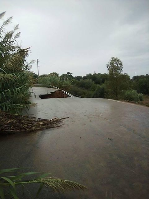 Capoterra, la strada crollata oltre Is Olias: l’onda di piena del rio Santa Lucia come nel 1999 e nel 2008