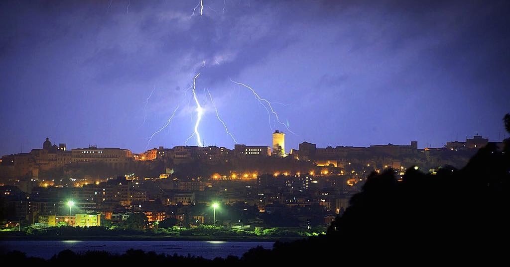 Nubifragio su Cagliari, pioggia forte anche su Pirri: i fulmini squarciano il cielo del capoluogo