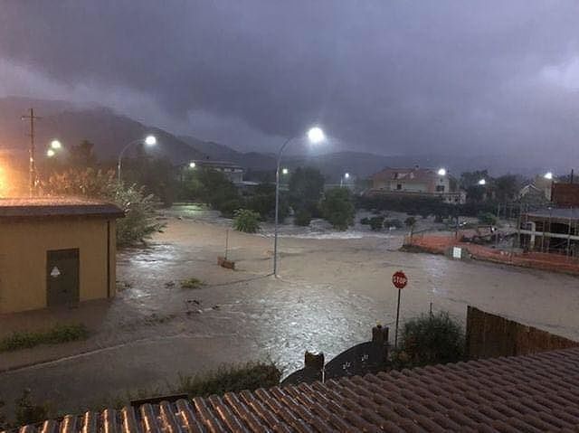 “San Vito, ora: il paese sotto assedio di acqua e fango dopo lo straripamento del fiume Uri”