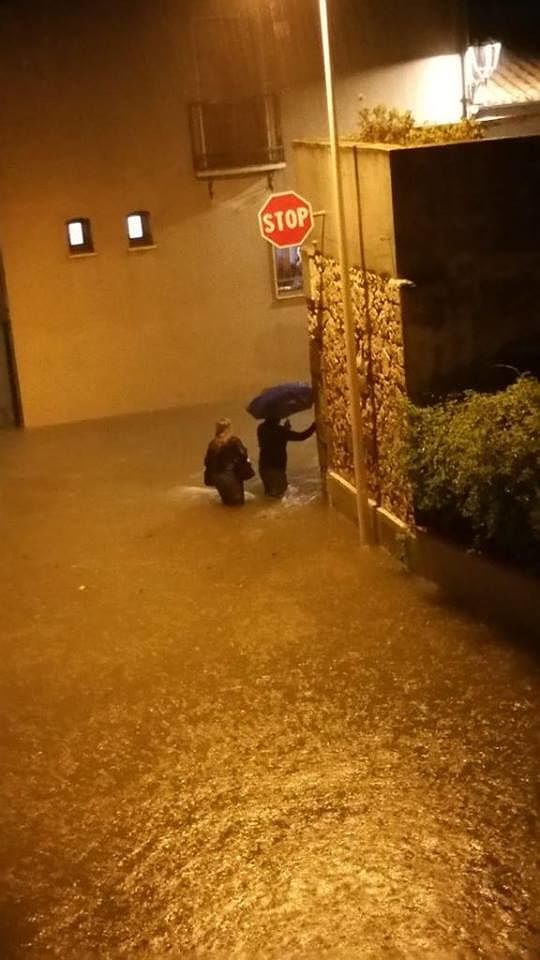 La coppia di Assemini nella notte della città allagata: insieme nell’incrocio di una nuova alluvione