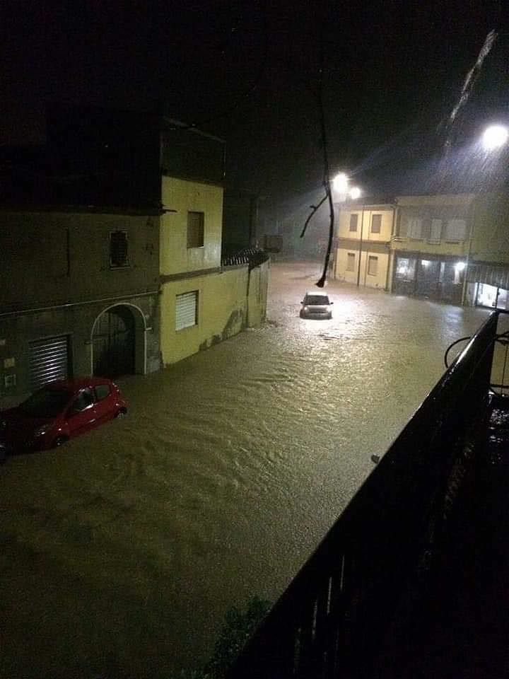“San Vito, ora: la via centrale del paese invasa da acqua e fango in un clima surreale. Non lasciateli soli”