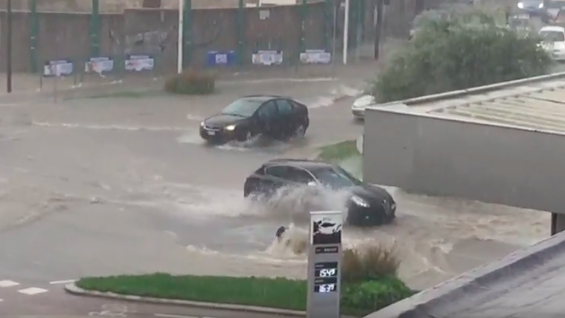 Tombini esplosi per la pioggia, piazza Sant’Avendrace allagata